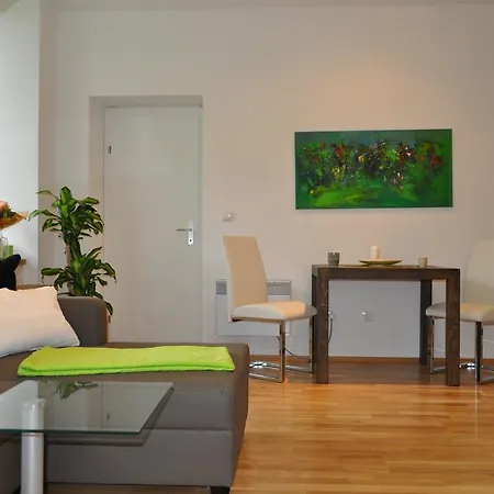 Im Univiertel Mit Garten Graz